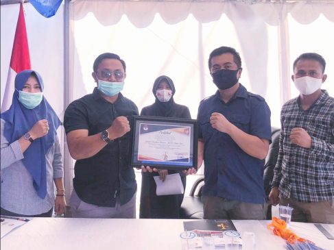 Penyerahan Sertifikat Akteditasi oleh Anggota KPU Kolaka Timur Ashari Malaka yang membidangi Divisi Partisipasi Masyarakat
